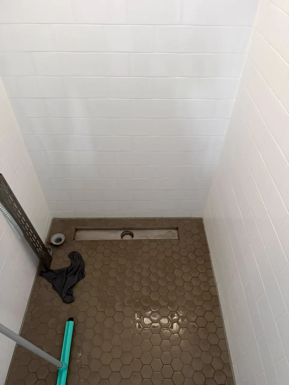 Douchegoot vrijmaken bij een verstopte douche