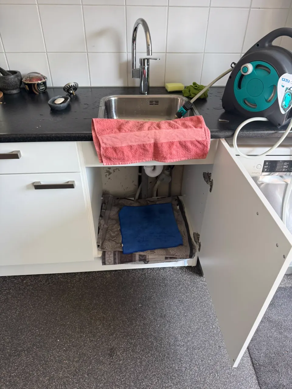 Verstopte gootsteen in een keuken ontstoppen