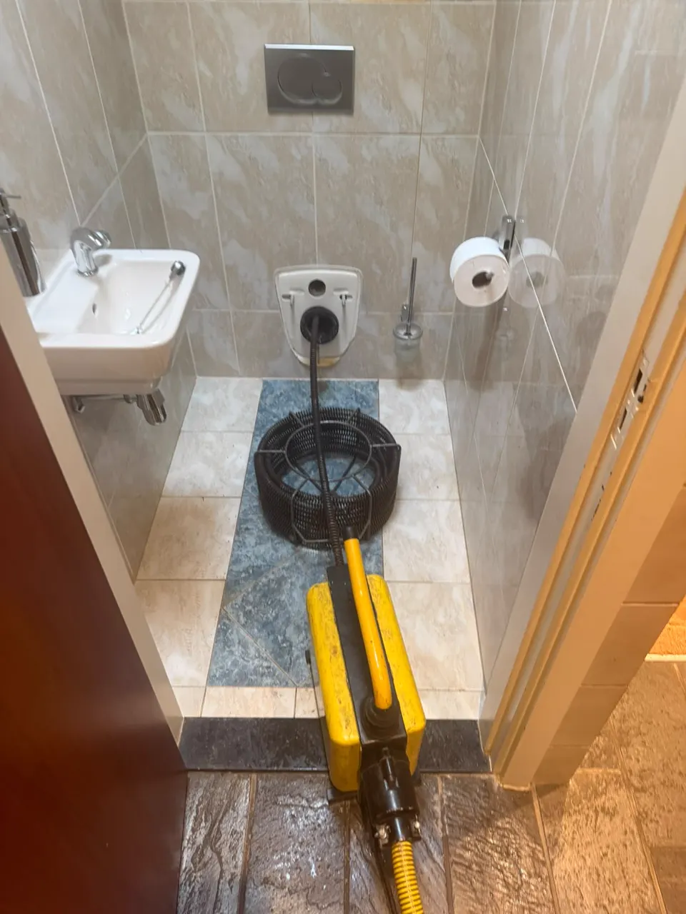 Wc ontstoppen met professionele veermachine